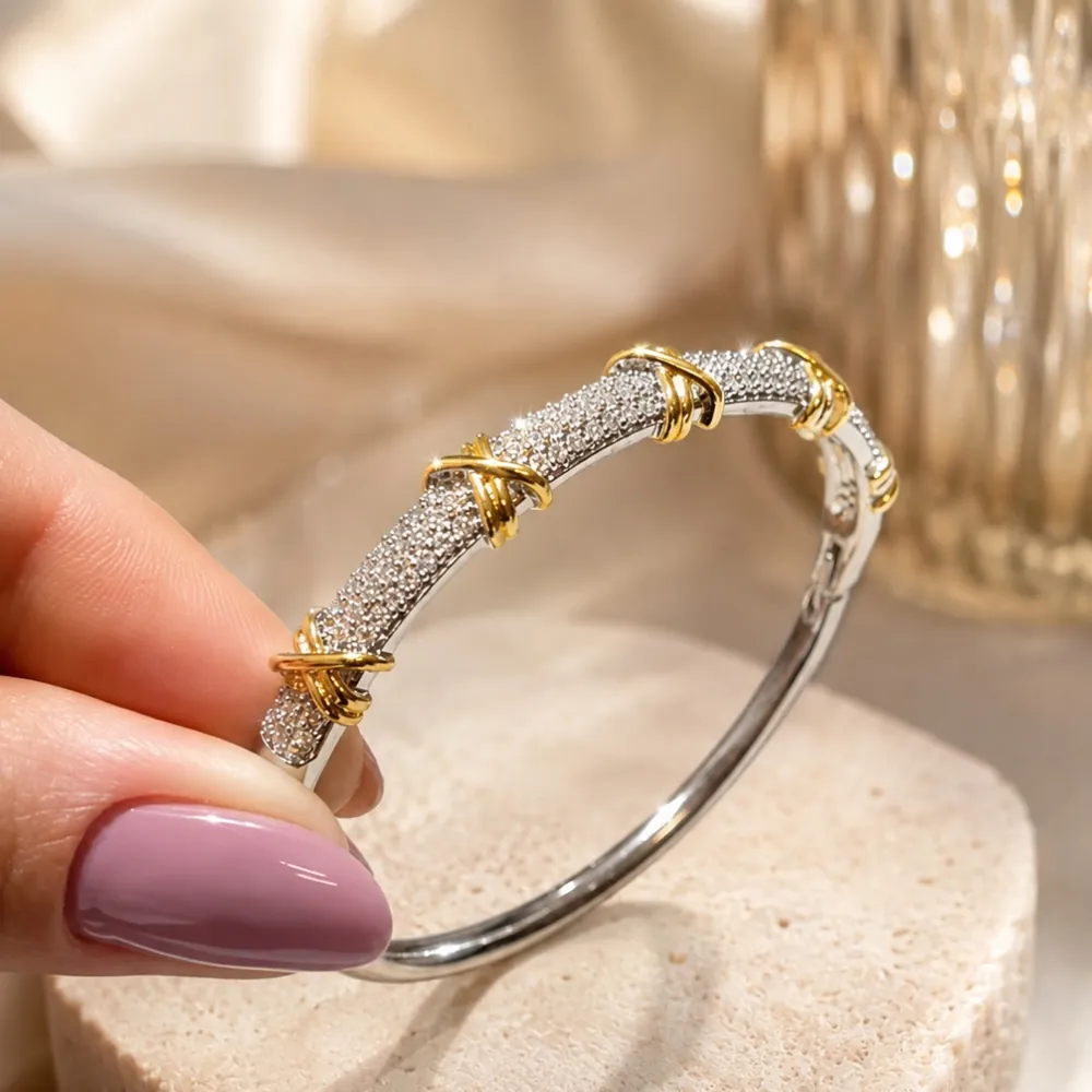 Bracelete cravejado em ródio com detalhes dourados